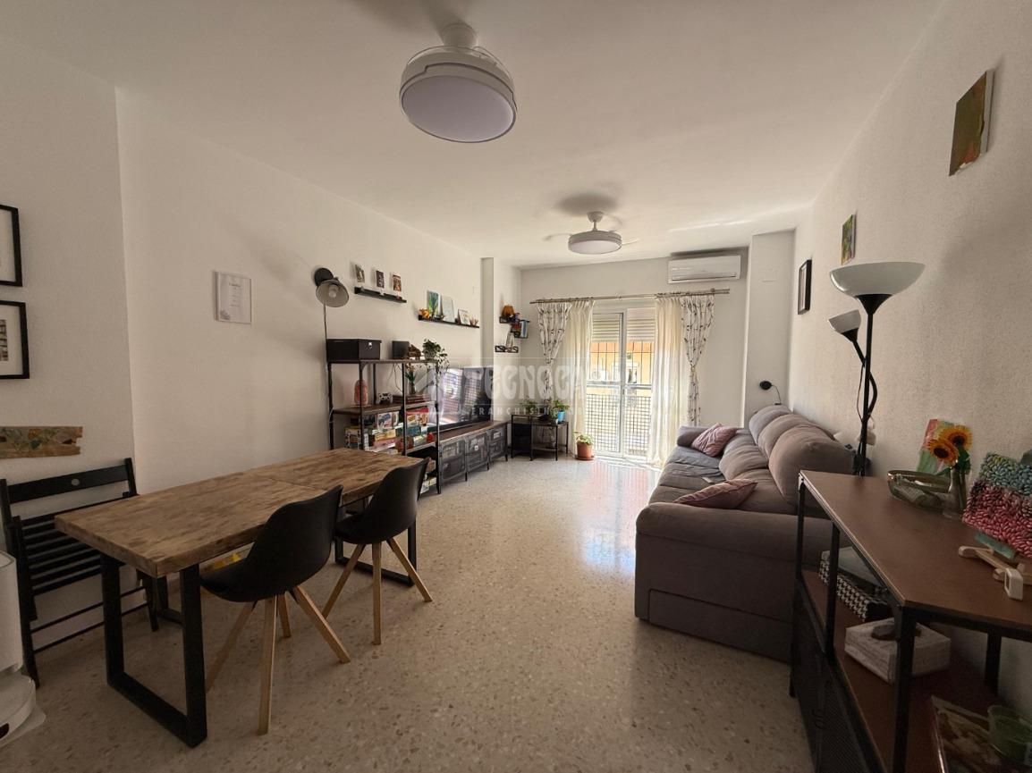 Sala d'estar de Pis en venda en Alcalá de Guadaira amb Aire condicionat, Traster i Moblat