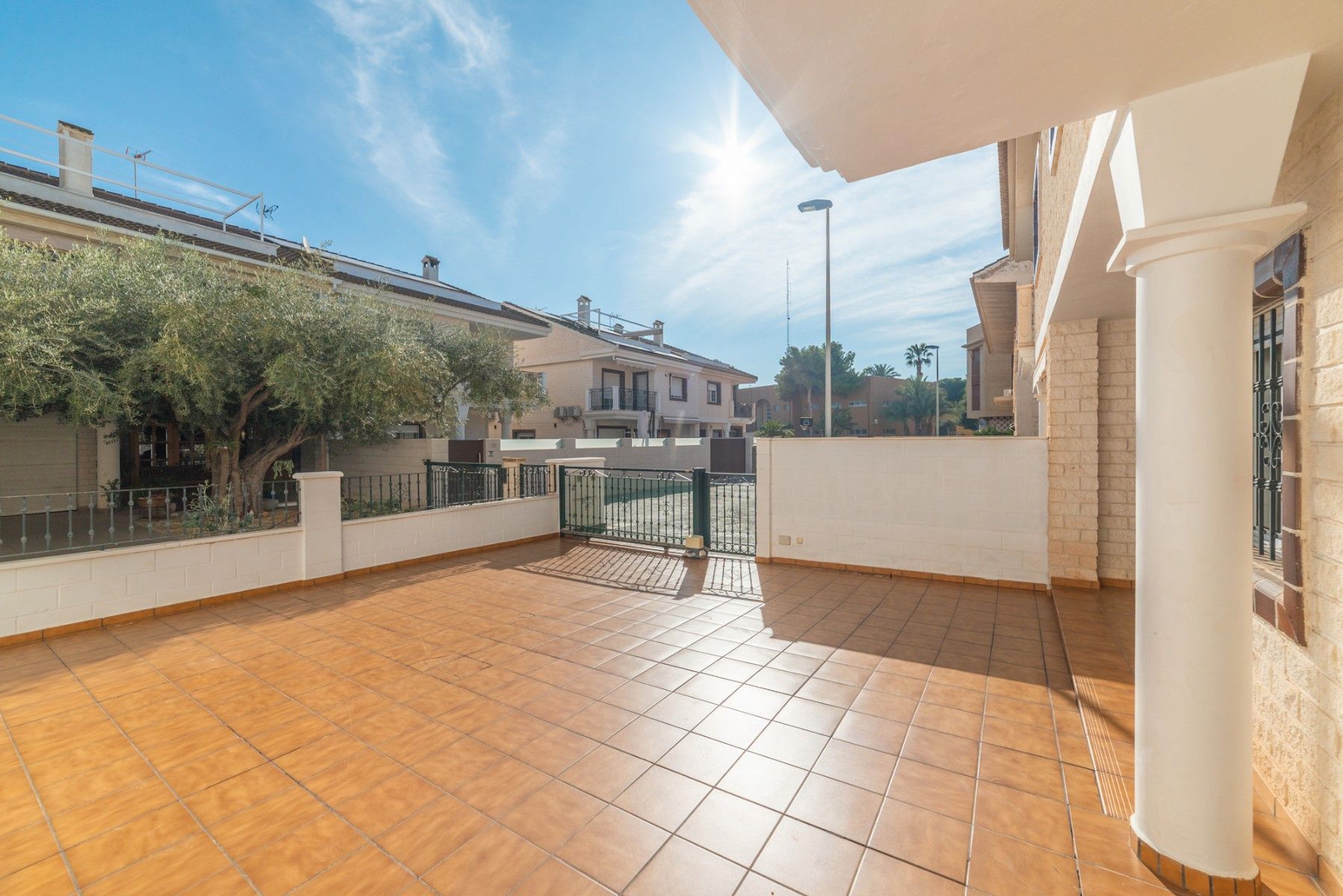 Vista exterior de Casa o xalet en venda en San Pedro del Pinatar amb Aire condicionat, Jardí privat i Terrassa