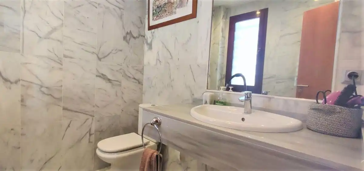 Badezimmer von Haus oder Chalet zum Verkauf in Benahavís mit Klimaanlage, Heizung und Privatgarten