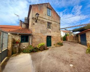 Vista exterior de Finca rústica en venda en Ribeira amb Jardí privat, Traster i Moblat