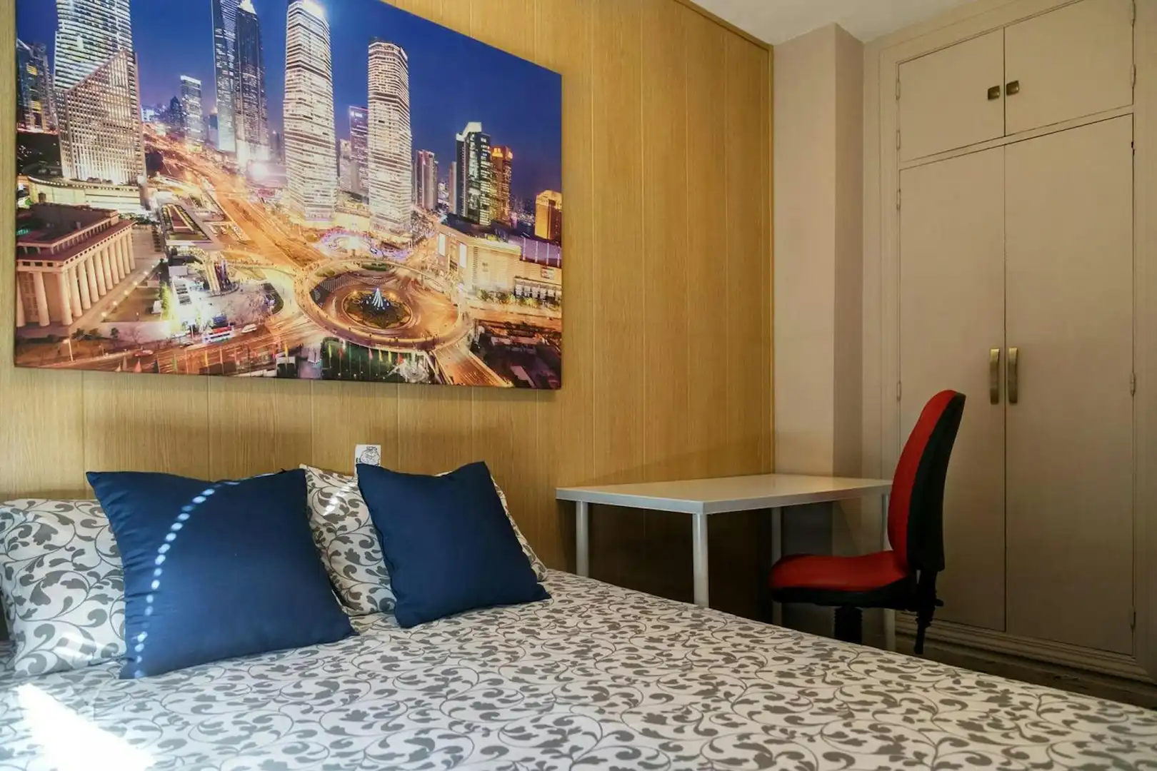 Room in N/A, Las Águilas