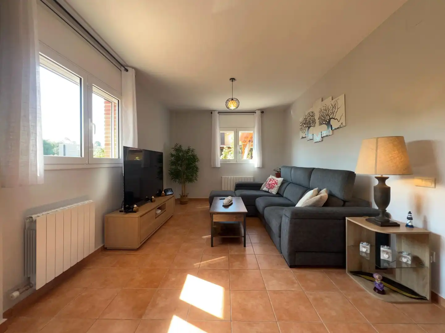 Sala d'estar de Casa adosada en venda en Ulldemolins amb Calefacció, Terrassa i Moblat