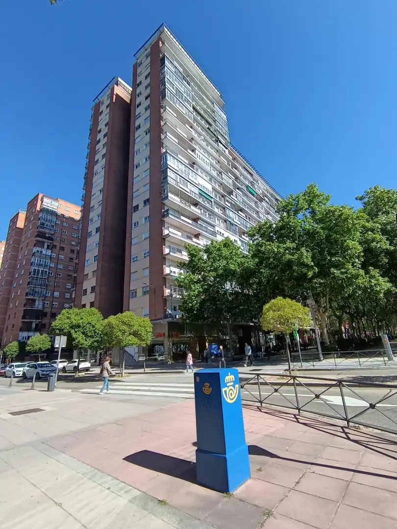Vista exterior de Piso de alquiler en Valladolid con Calefacción, Parquet y Terraza
