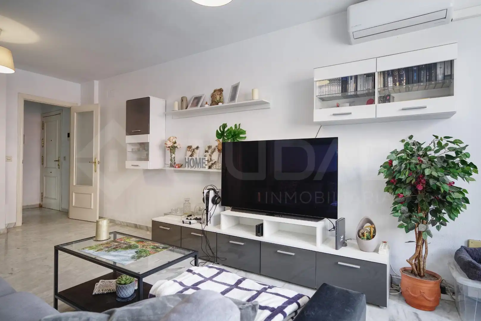Sala d'estar de Pis en venda en San Juan de Aznalfarache amb Aire condicionat i Piscina comunitària