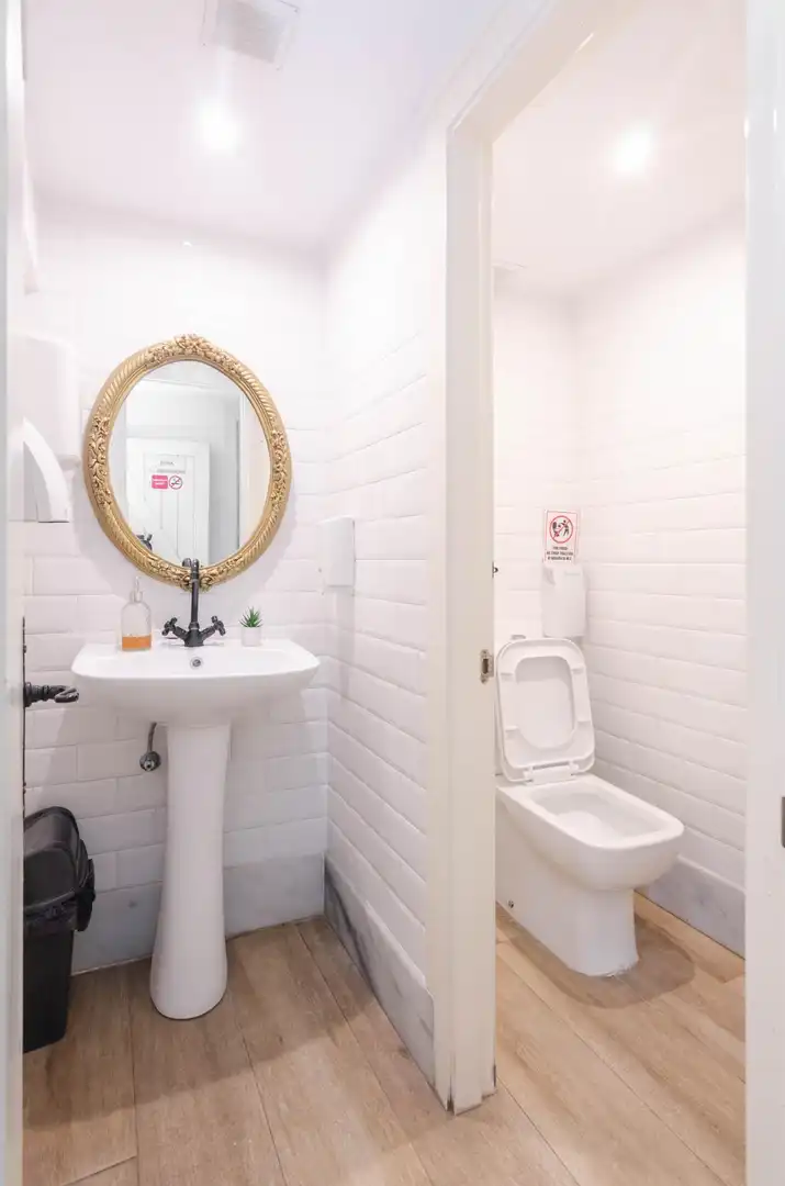 Badezimmer von Geschaftsraum zur Miete in Oviedo  mit Klimaanlage