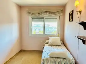 Schlafzimmer von Dachboden zum Verkauf in Figueres mit Klimaanlage, Heizung und Terrasse
