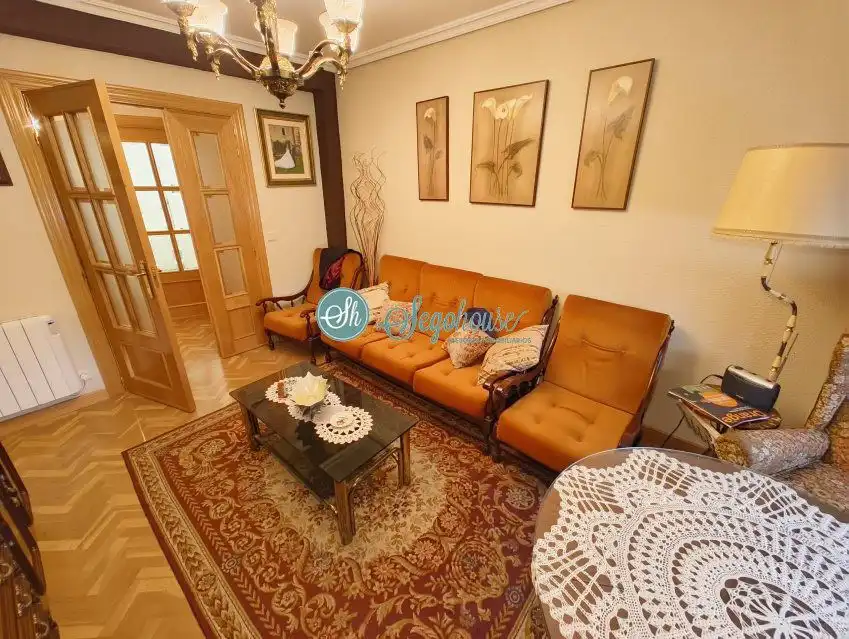 Sala d'estar de Pis en venda en Segovia amb Calefacció, Parquet i Moblat