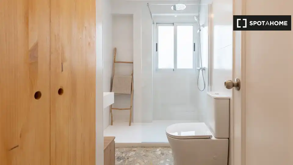 Bathroom of Flat for rent in Valencia  with Air Conditioner, Heating and Furnished