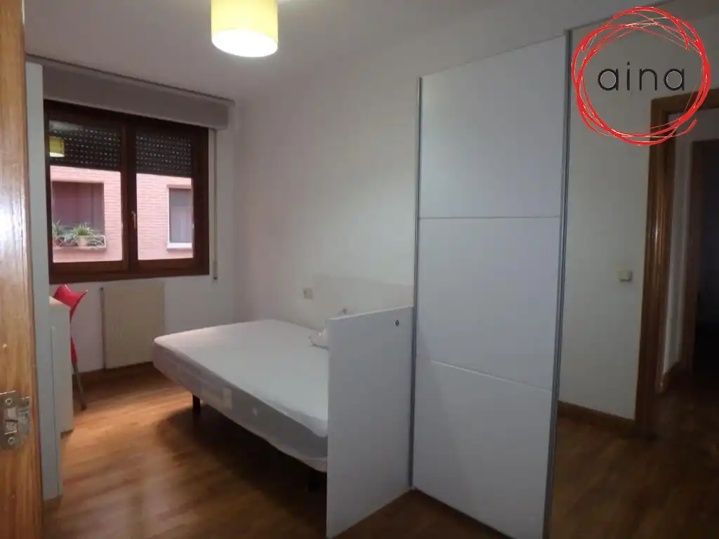 Habitación de Piso de alquiler en  Pamplona / Iruña con Calefacción, Terraza y Balcón