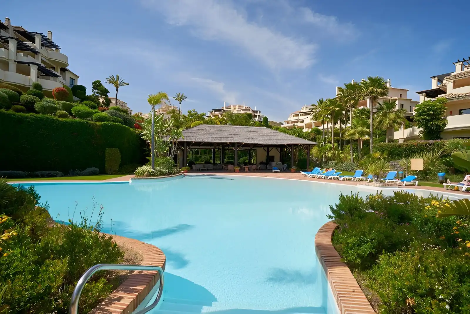 Apartament amb piscina en venda a Benahavís pueblo