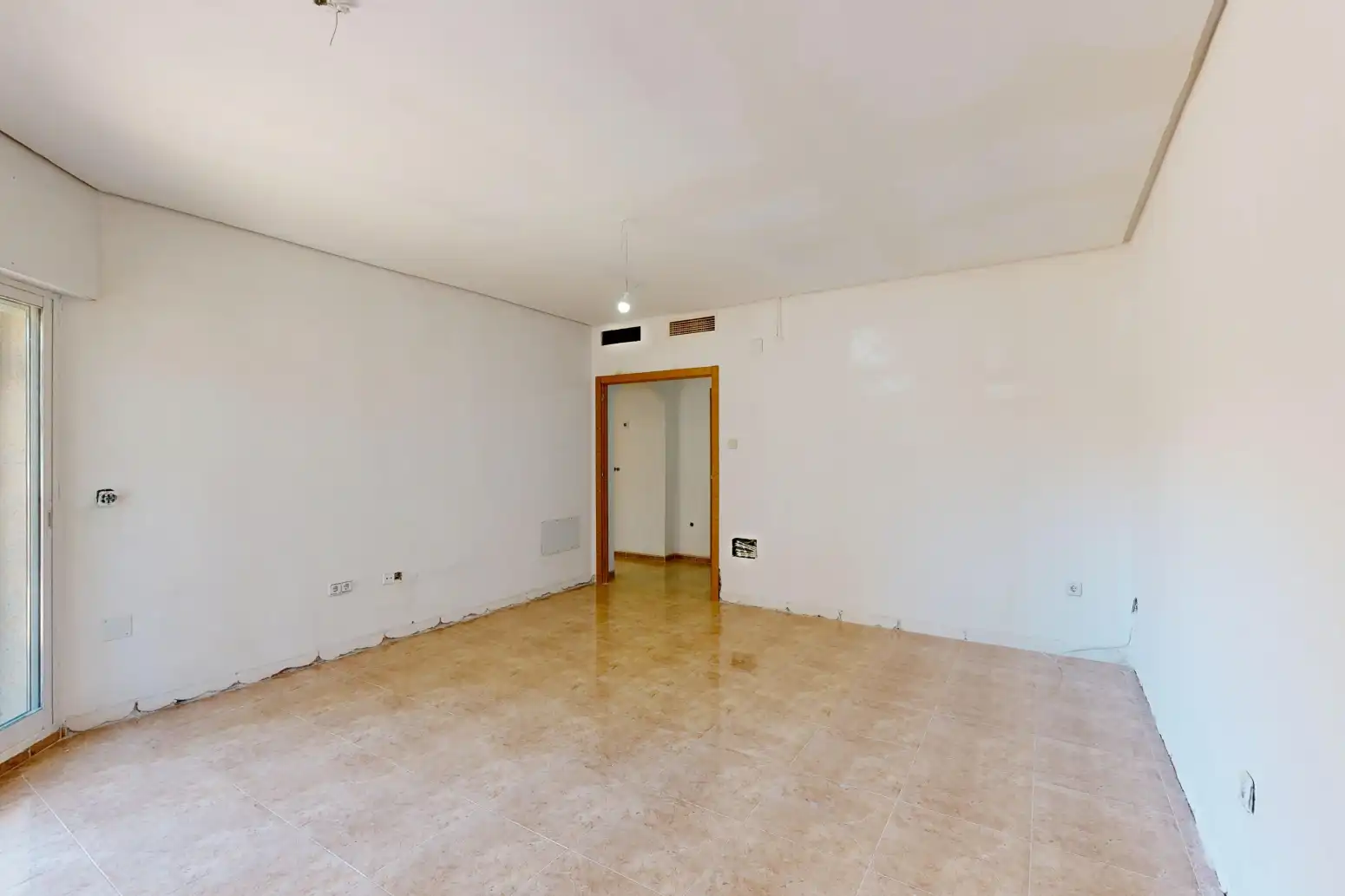 Wohnung zum Verkauf in Cartagena mit Privatgarten, Terrasse und Abstellraum