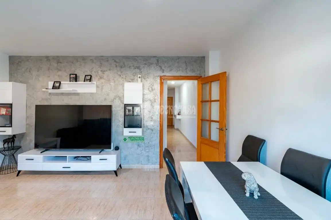 Sala d'estar de Pis en venda en Roquetas de Mar amb Aire condicionat i Terrassa
