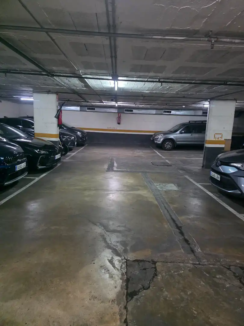 Aparcament de Garatge en venda en Barcelona amb Alarma