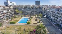 Exterior view of Flat for sale in  Barcelona Capital  with Air Conditioner, Terrace and Swimming Pool