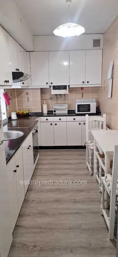 Küche von Wohnung zum Verkauf in Santiago de Compostela  mit Terrasse, Abstellraum und Möbliert