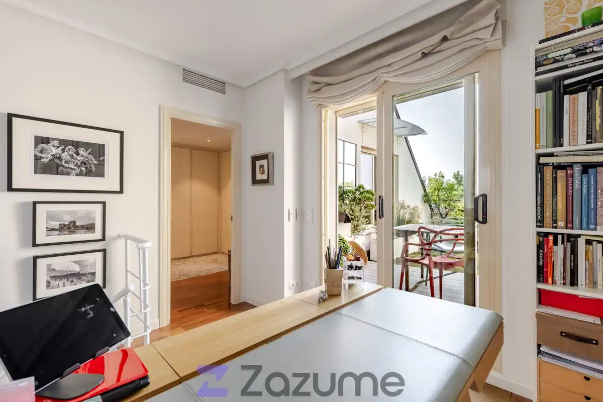 Living room of Flat for rent in Pozuelo de Alarcón  with Air Conditioner, Heating and Parquet flooring