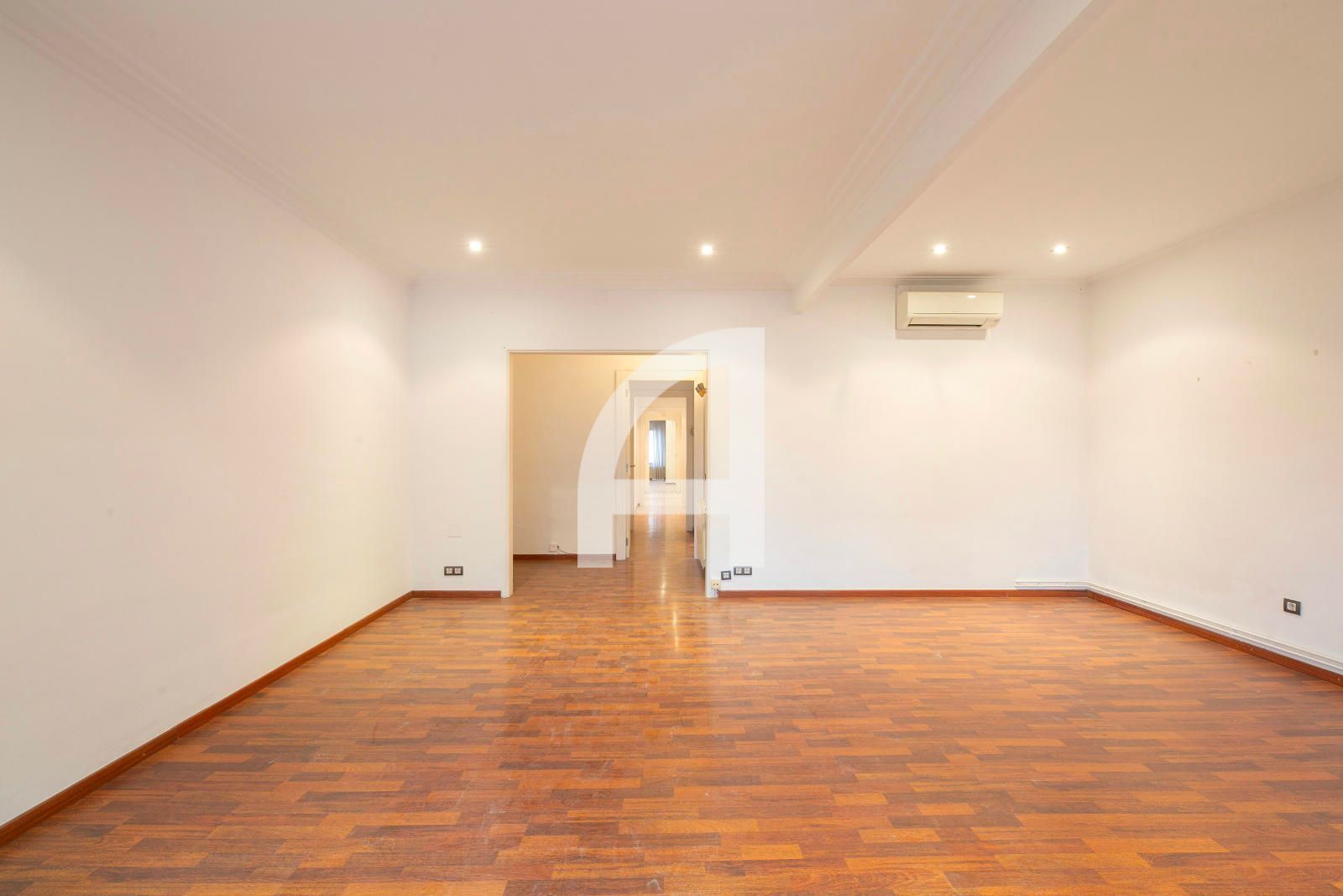 Exterior view of Flat for sale in  Barcelona Capital  with Air Conditioner, Heating and Parquet flooring