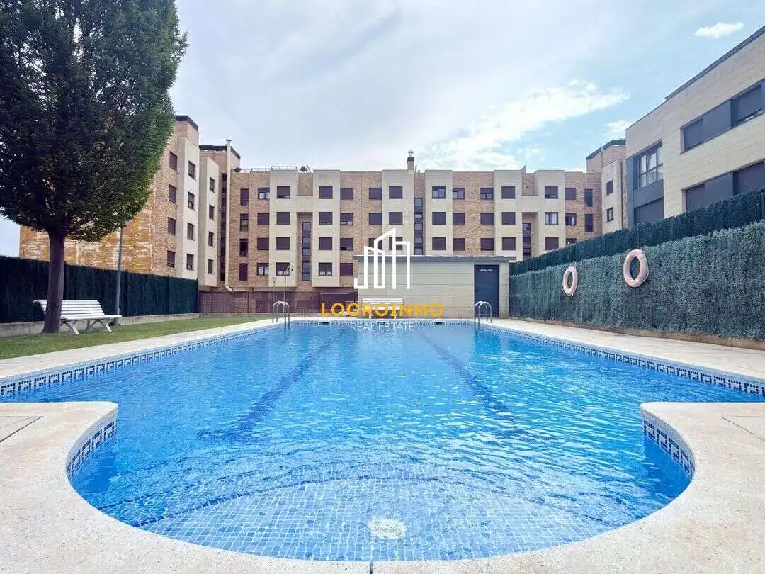 Swimming pool of Flat for sale in  Logroño  with Air Conditioner, Heating and Private garden