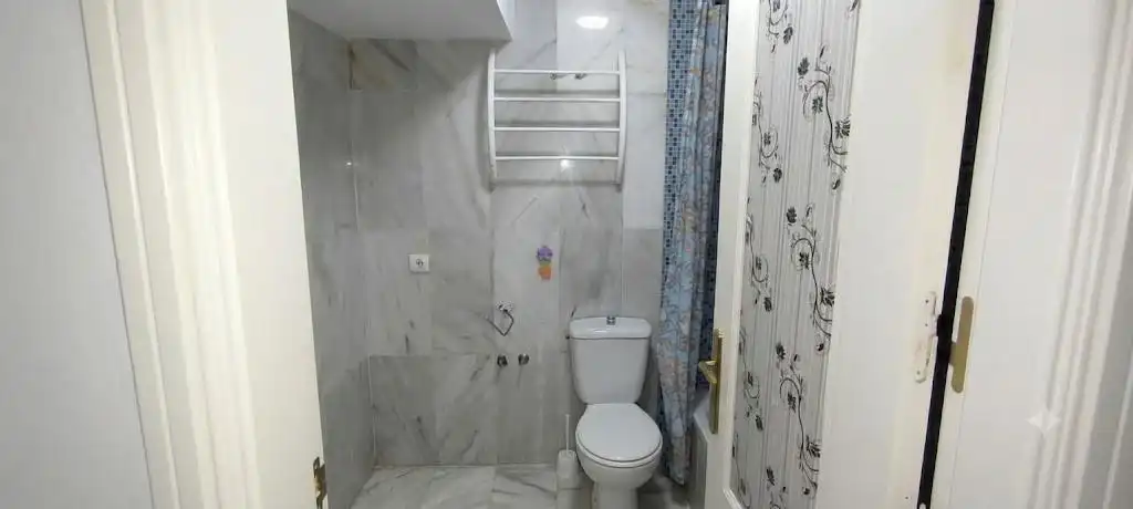 Bany de Dúplex en venda en Estepona amb Jardí privat, Terrassa i Piscina comunitària