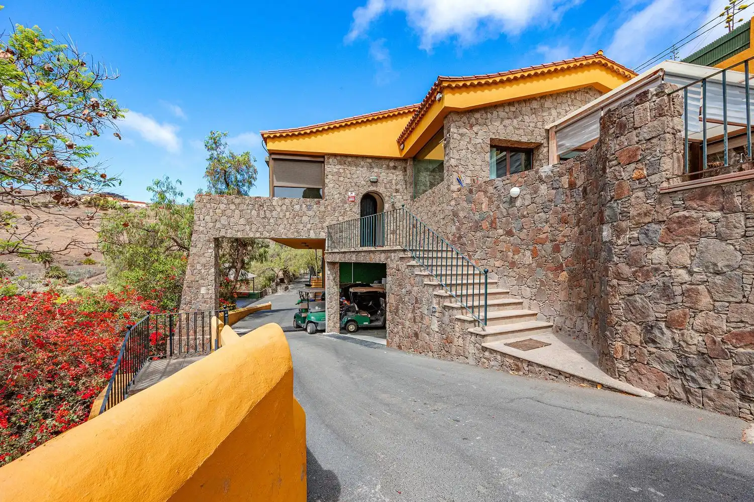 Vista exterior de Casa o xalet en venda en Telde amb Jardí privat, Terrassa i Piscina