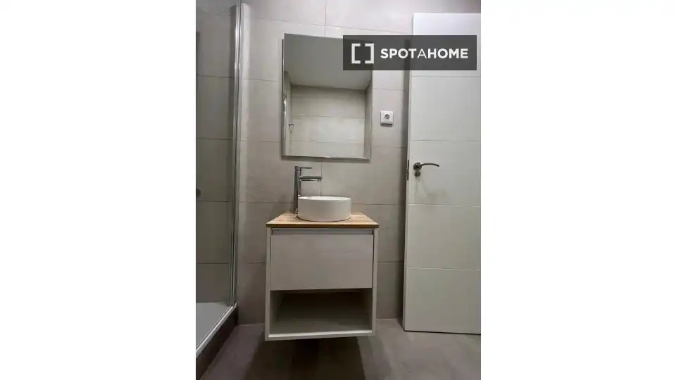 Bany de Pis de lloguer en L'Hospitalet de Llobregat amb Aire condicionat, Calefacció i Moblat
