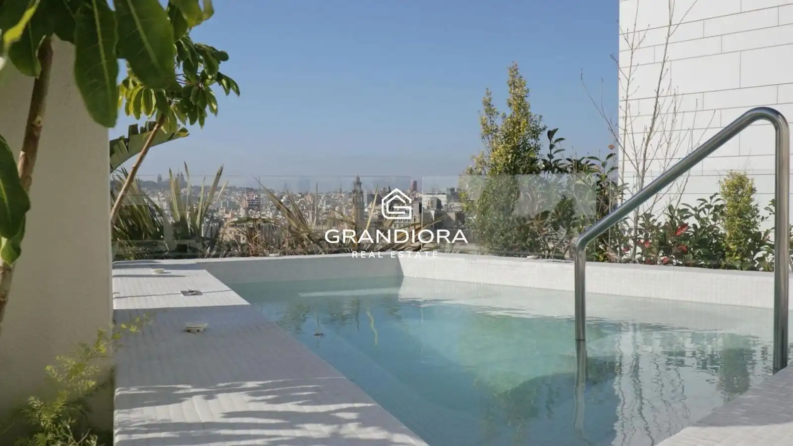 Piscina de Ático en venta en Barcelona con Terraza, Amueblado y Alarma