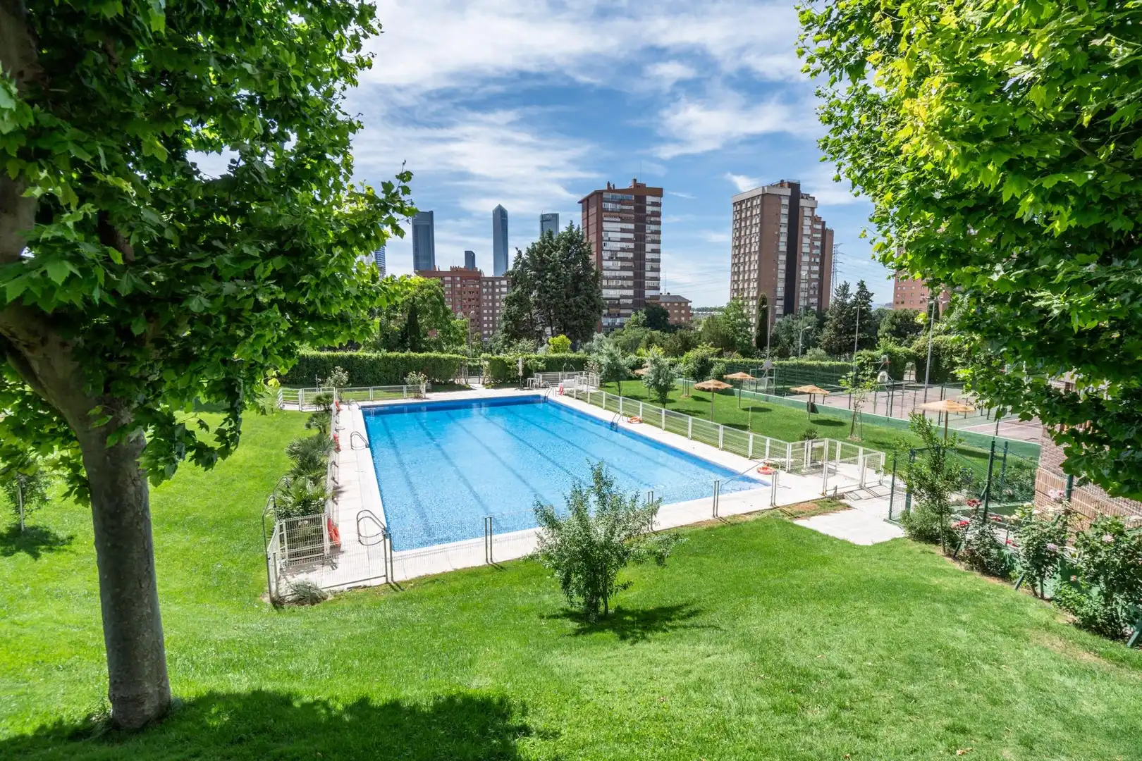 Piscina de Oficina en venta en Madrid con Aire acondicionado y Calefacción