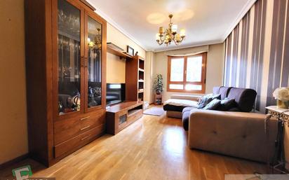 Sala d'estar de Pis en venda en Oviedo  amb Traster