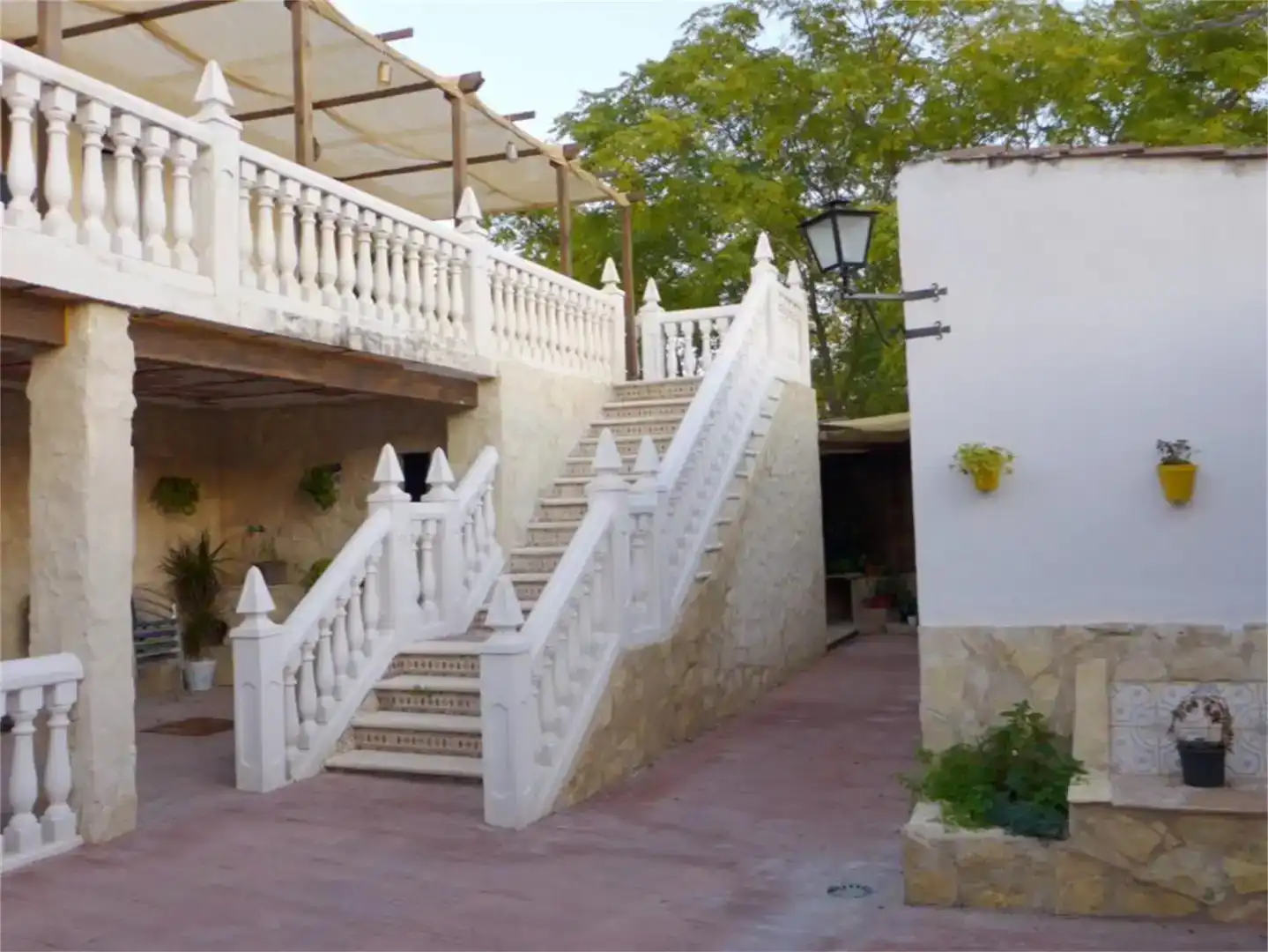 Casa adosada en venta en Cabra con Jardín privado, Trastero y Piscina
