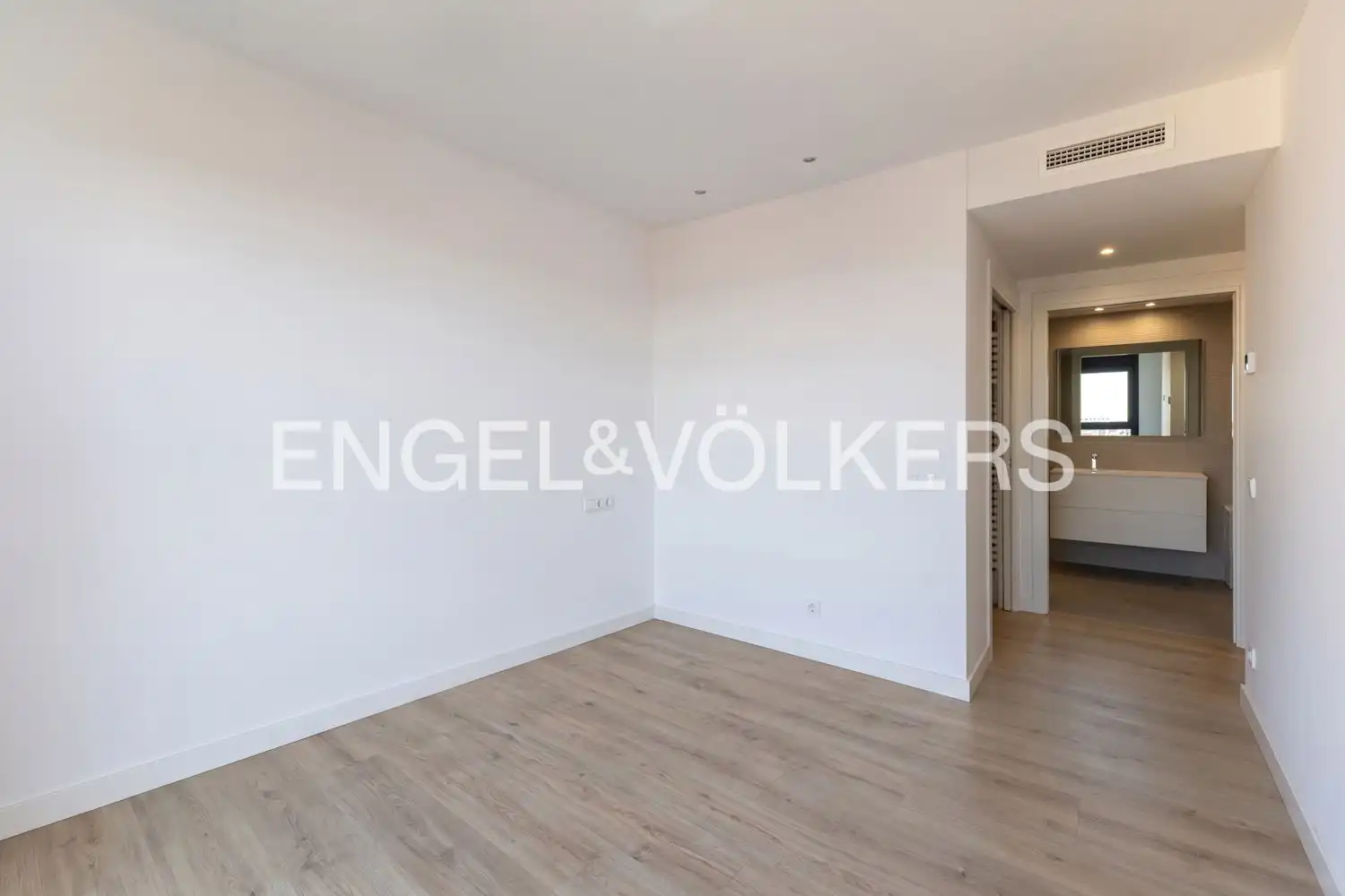 Bedroom of Flat for rent in Valencia  with Air Conditioner, Heating and Terrace