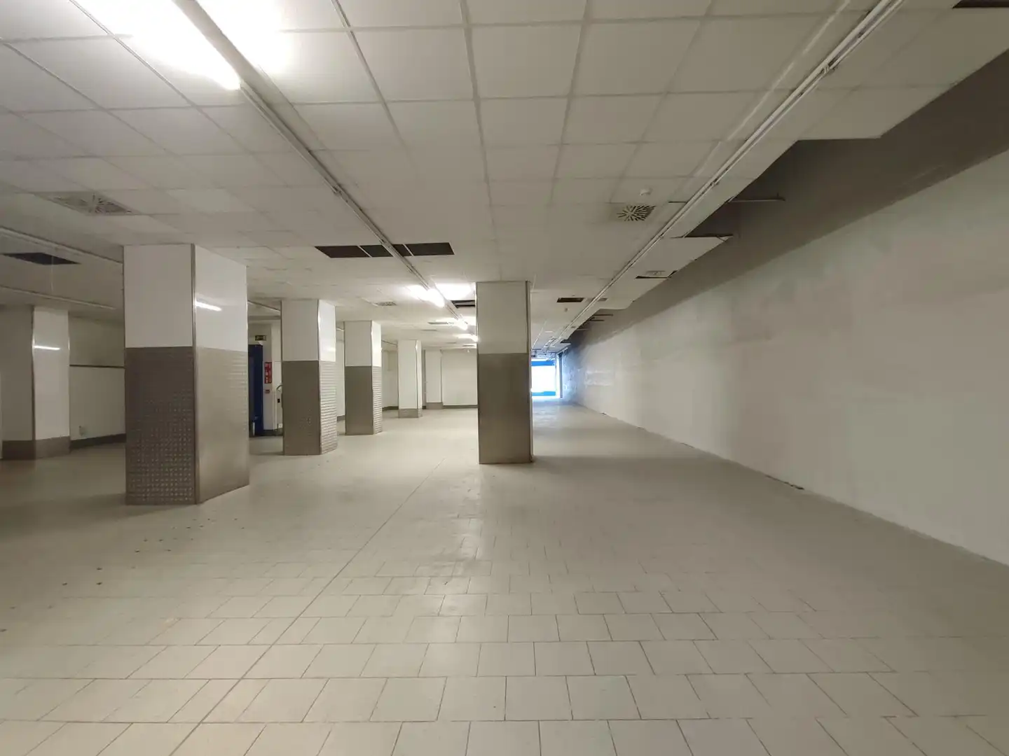 Locale commerciale in affitto a Calle Jon Arrospide