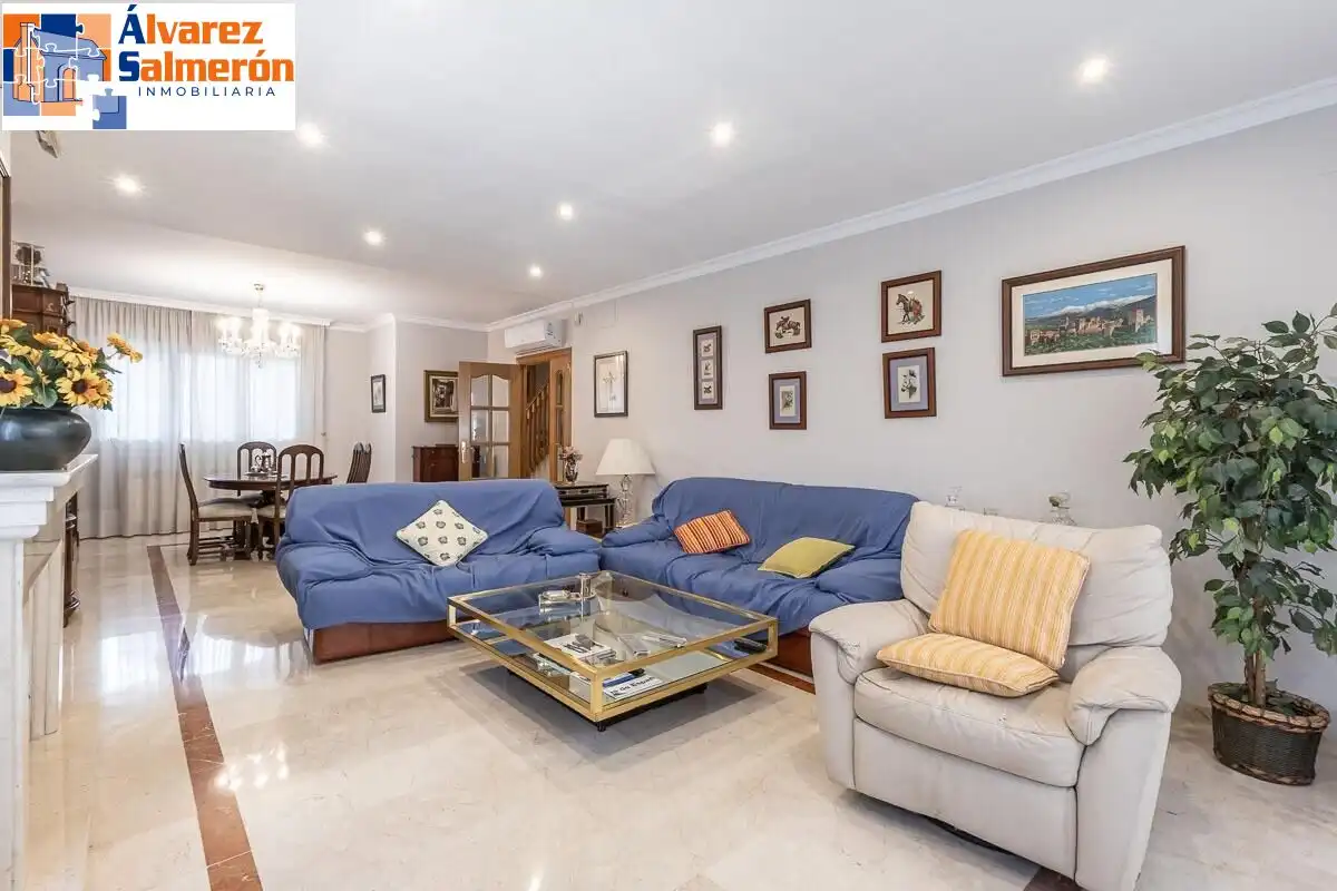 Wohnzimmer von Einfamilien-Reihenhaus zum Verkauf in Granada mit Privatgarten, Terrasse und Schwimmbad