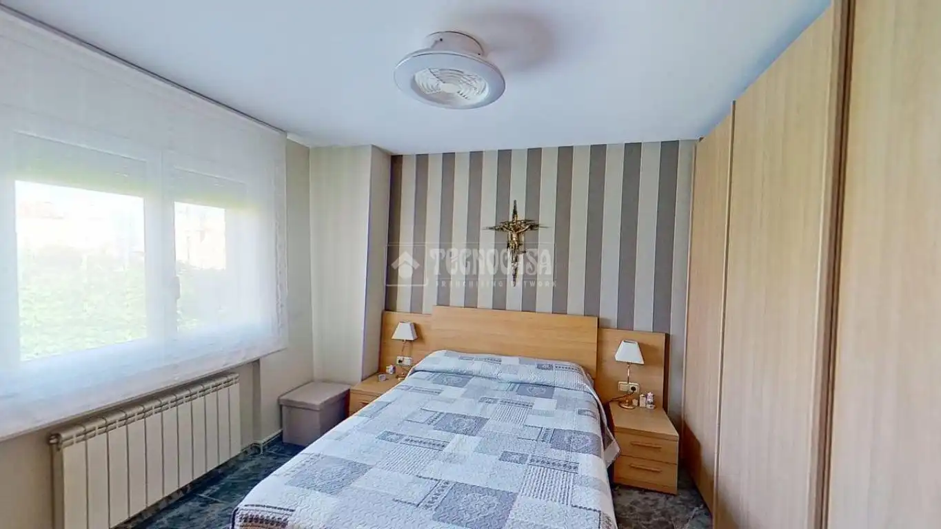 Habitación de Casa adosada en venta en Manresa