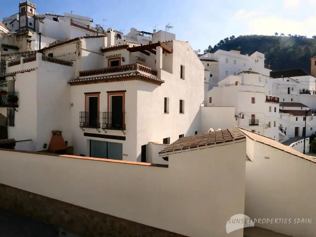 Vista exterior de Casa adosada en venda en Salares amb Terrassa