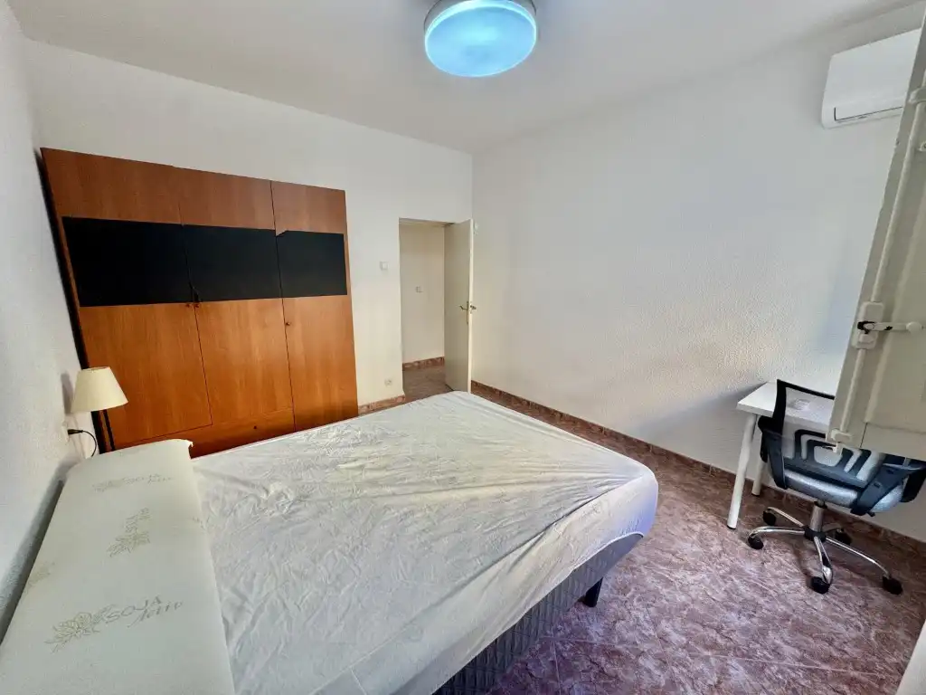 Bedroom of Flat for share in Córdoba