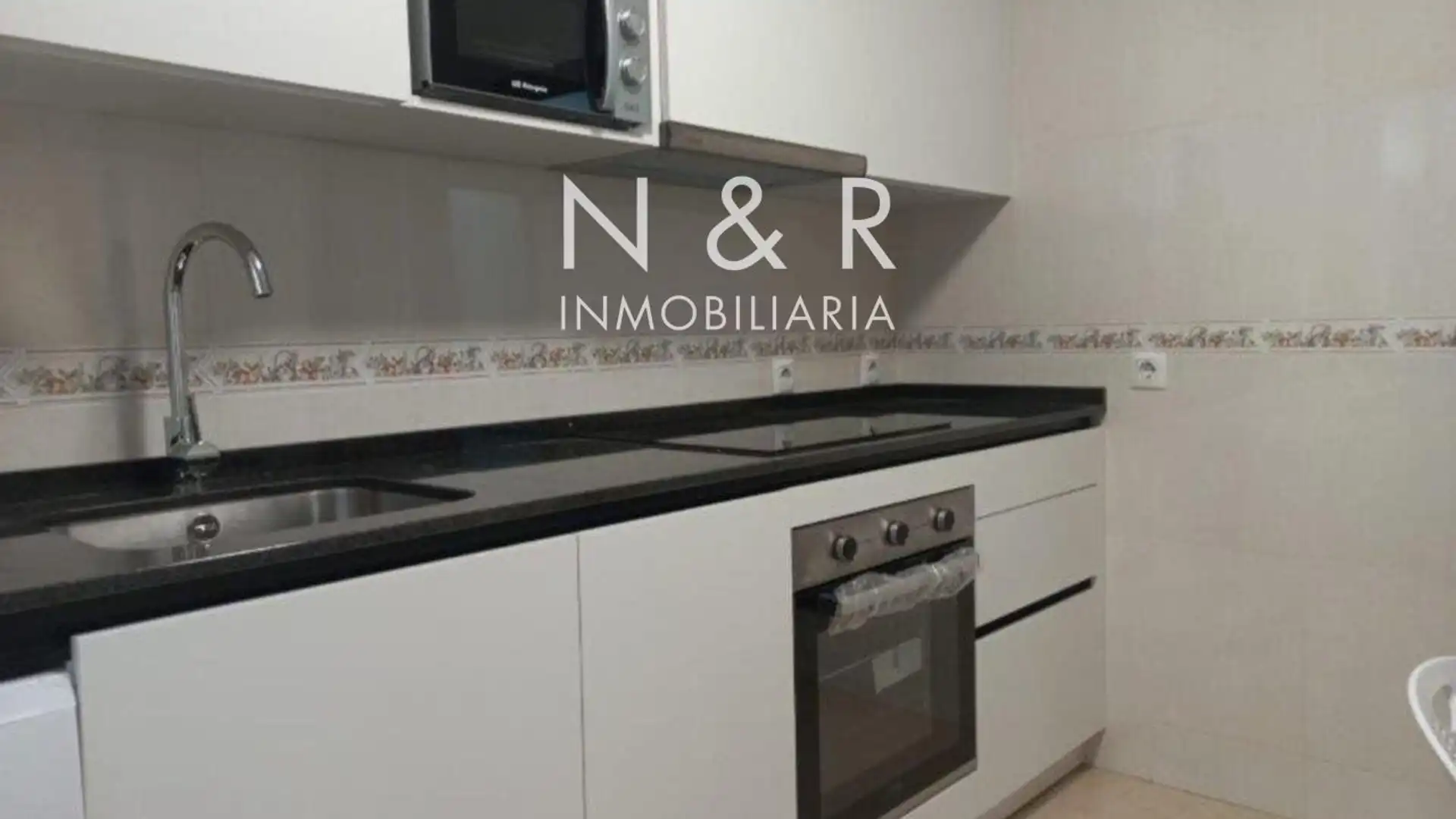 Piso en venta en Rosalía de Castro, Ensanche - Sar