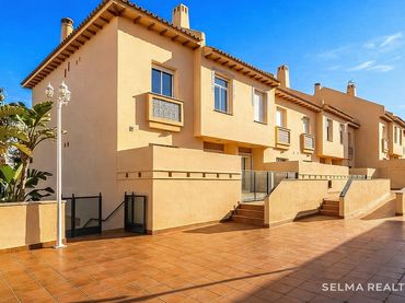 Maison mitoyenne avec balcon à vendre à Calle Adarves de Calypso