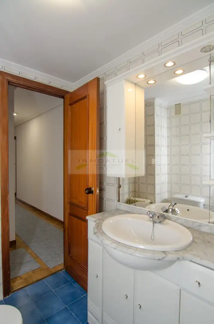 Badezimmer von Wohnung zur Miete in A Coruña Capital  mit Parkett, Möbliert und Ofen