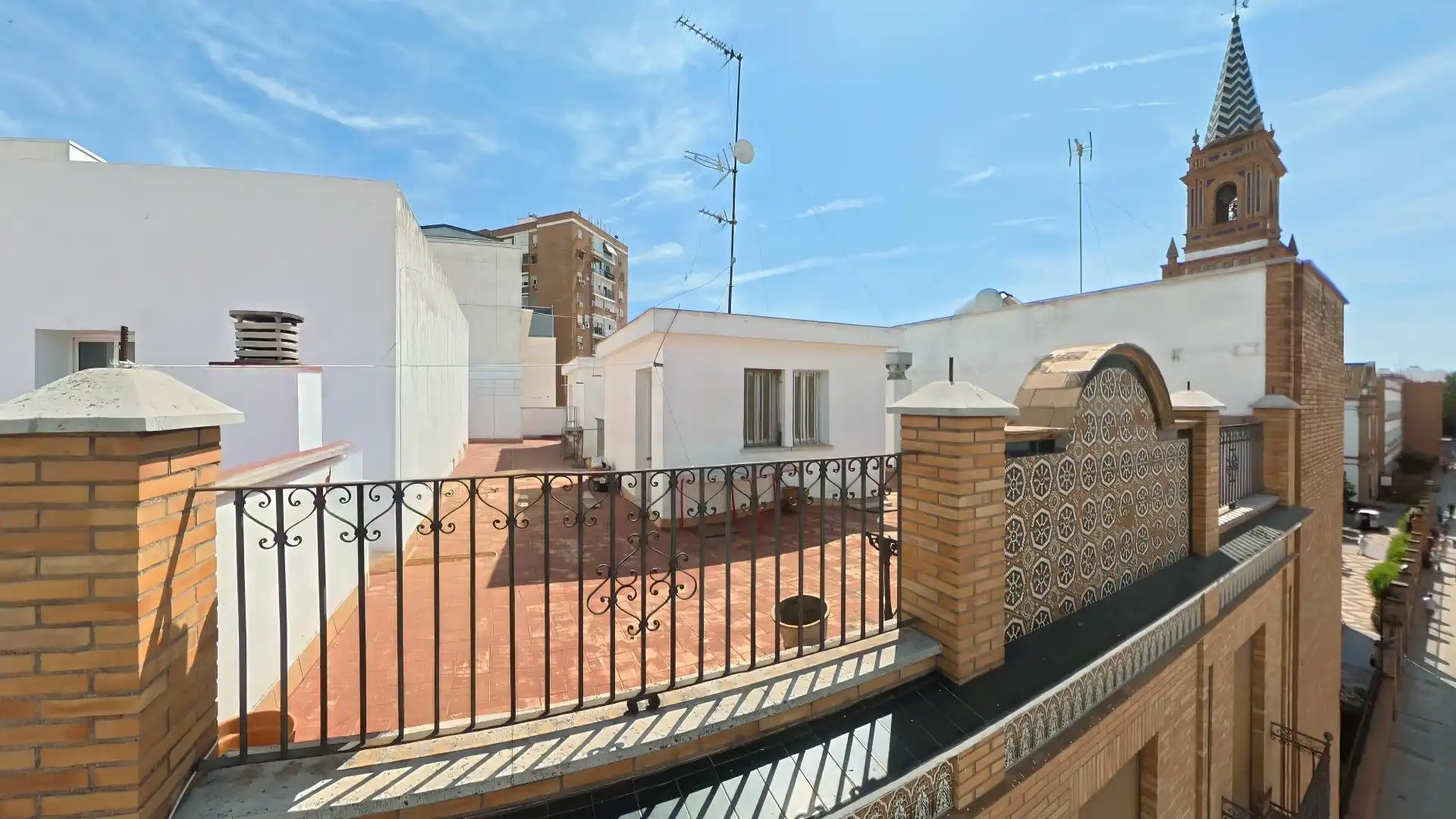 Vista exterior de Pis en venda en Sevilla amb Aire condicionat, Terrassa i Balcó