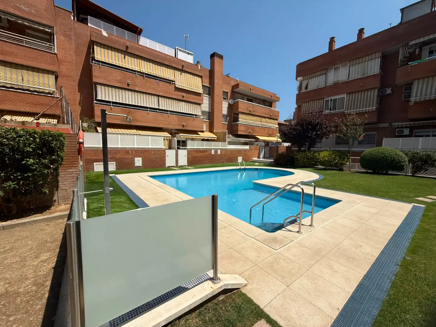 Schwimmbecken von Wohnung zum Verkauf in Cornellà de Llobregat mit Klimaanlage, Heizung und Parkett