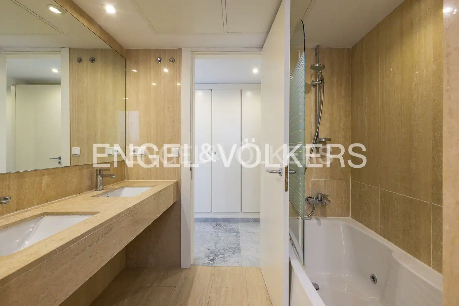 Baño de Piso en venta en Valencia con Aire acondicionado, Calefacción y Terraza