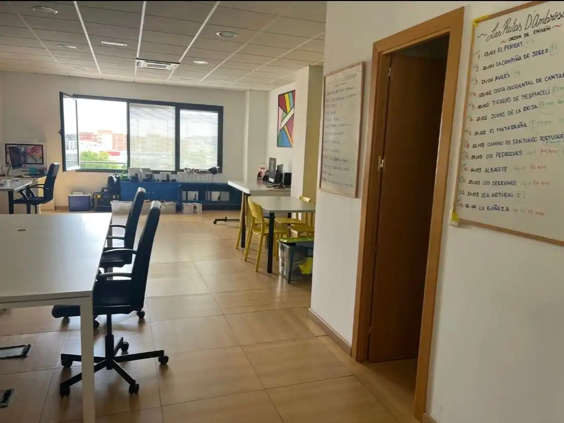 Büro zur Miete in Madrid mit Klimaanlage, Heizung und Terrasse