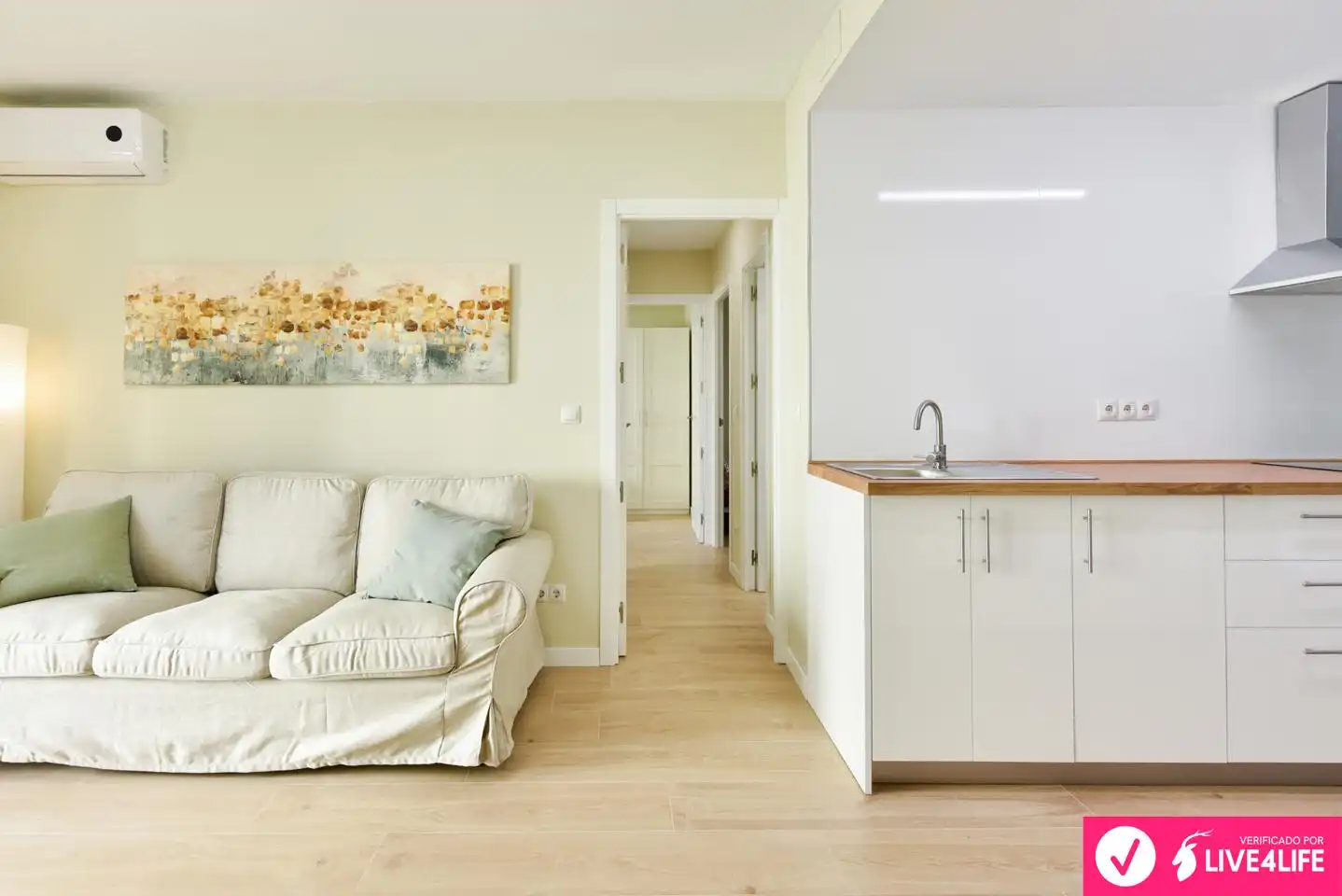 Living room of Flat for rent in Sevilla  with Air Conditioner, Furnished and Balcony