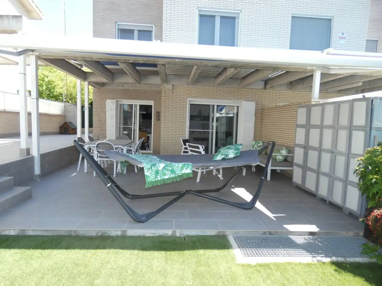 Terrasse von Einfamilien-Reihenhaus zum Verkauf in Benicarló mit Klimaanlage, Heizung und Privatgarten