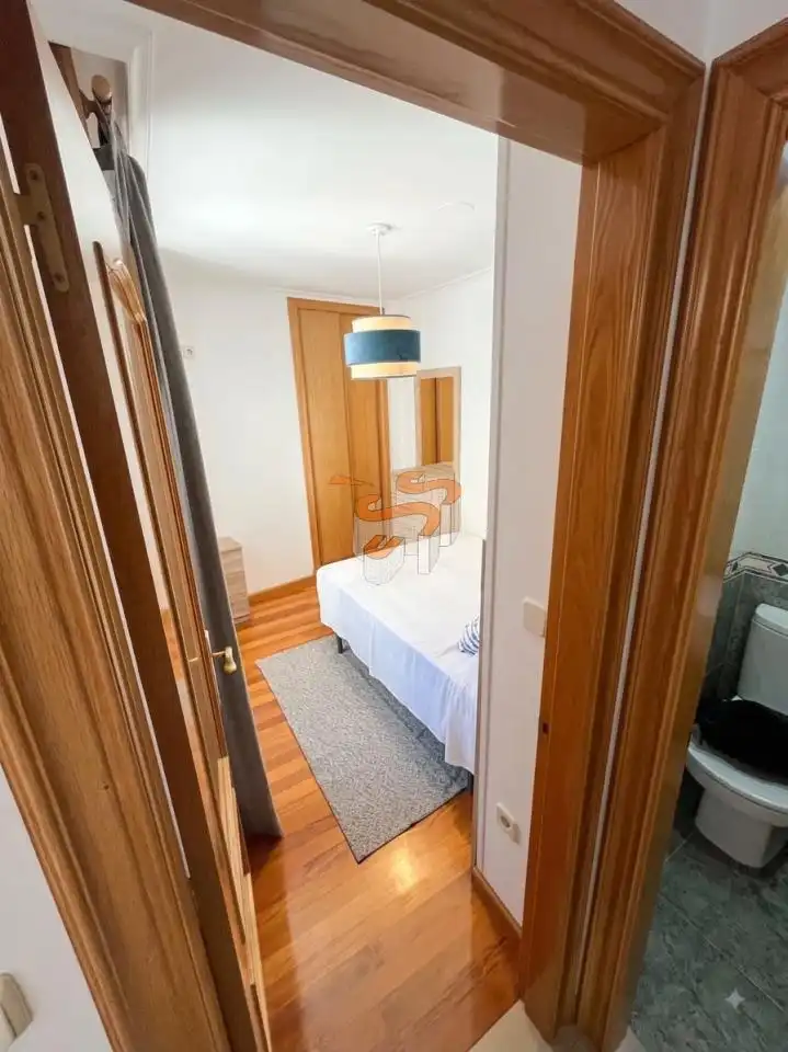 Dormitori de Apartament de lloguer en Ferrol amb Calefacció, Traster i Moblat