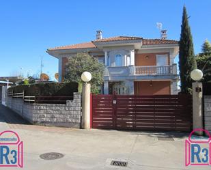 Vista exterior de Casa o xalet en venda en León Capital  amb Calefacció