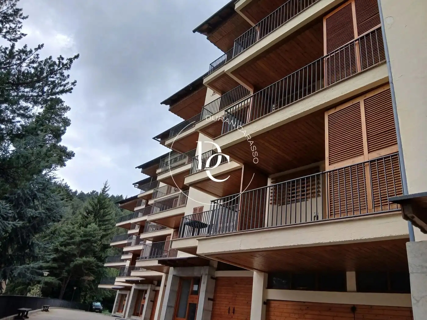 Außenansicht von Wohnung zum Verkauf in Alp mit Heizung, Privatgarten und Terrasse