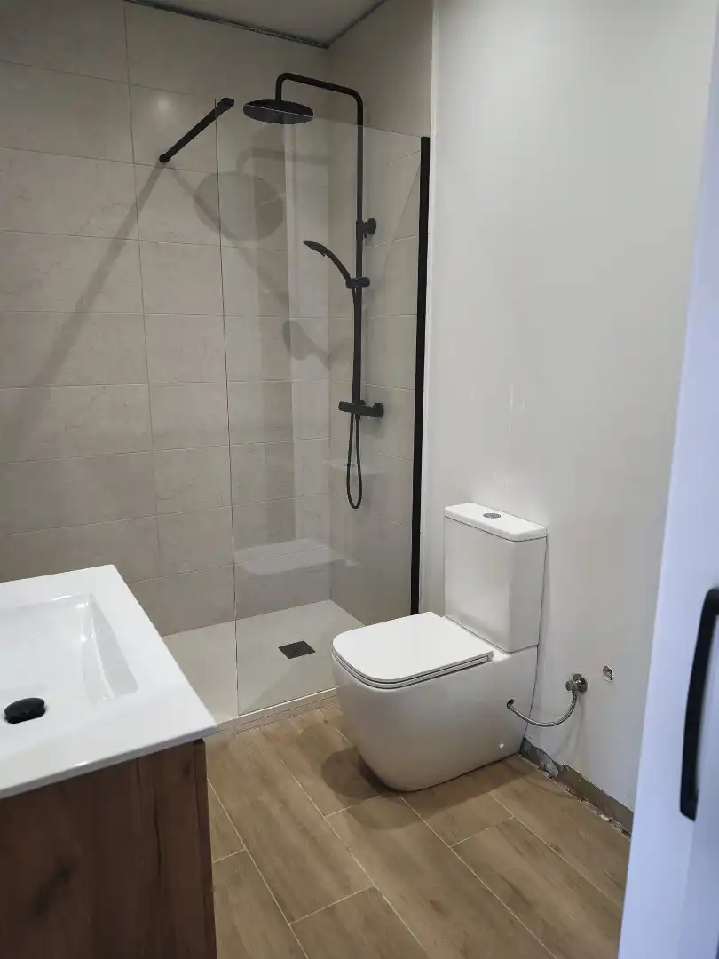Badezimmer von Wohnung zum Verkauf in Berga mit Heizung, Terrasse und Balkon