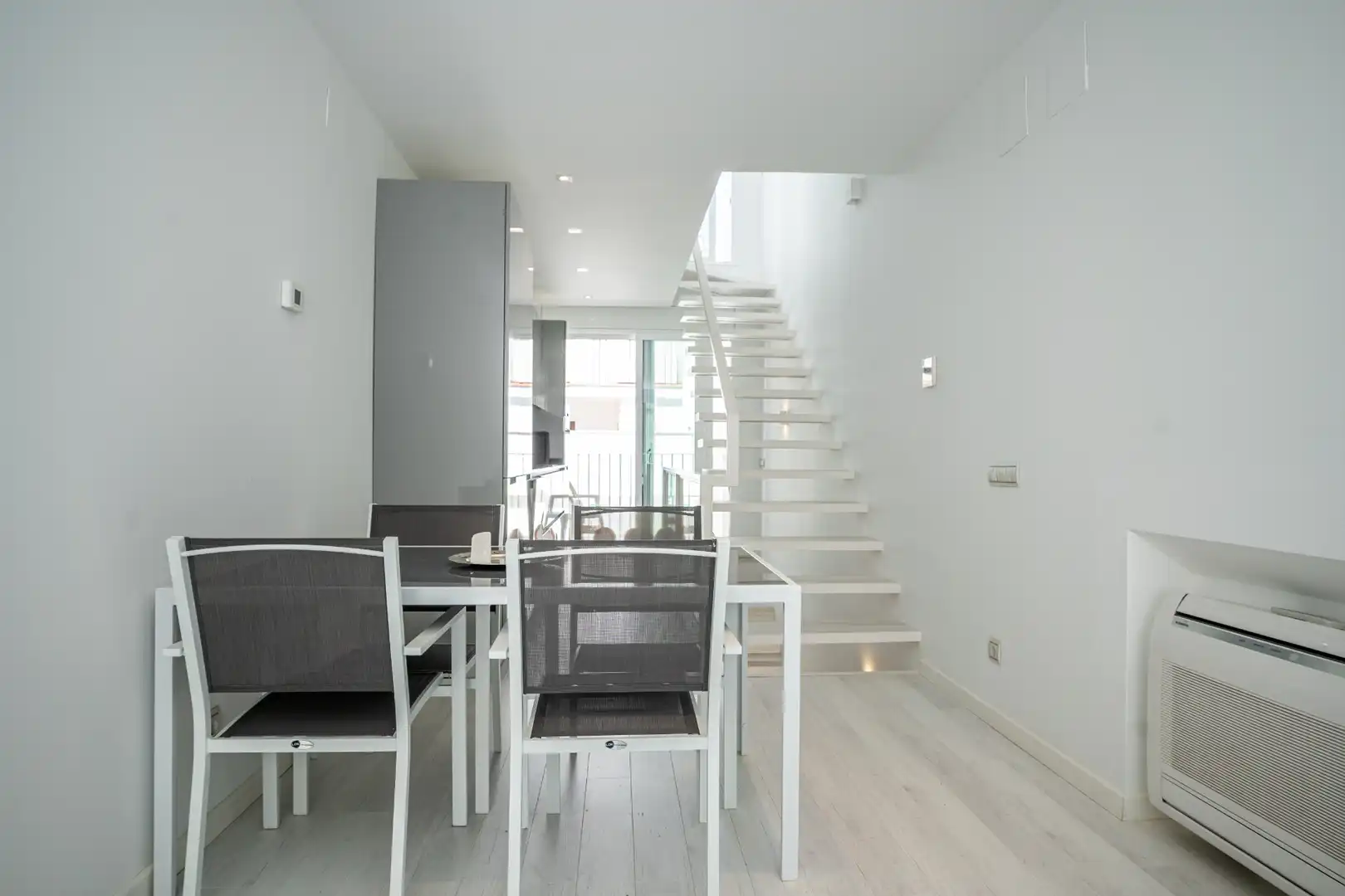 Esszimmer von Einfamilien-Reihenhaus zum Verkauf in Sitges mit Klimaanlage, Heizung und Parkett