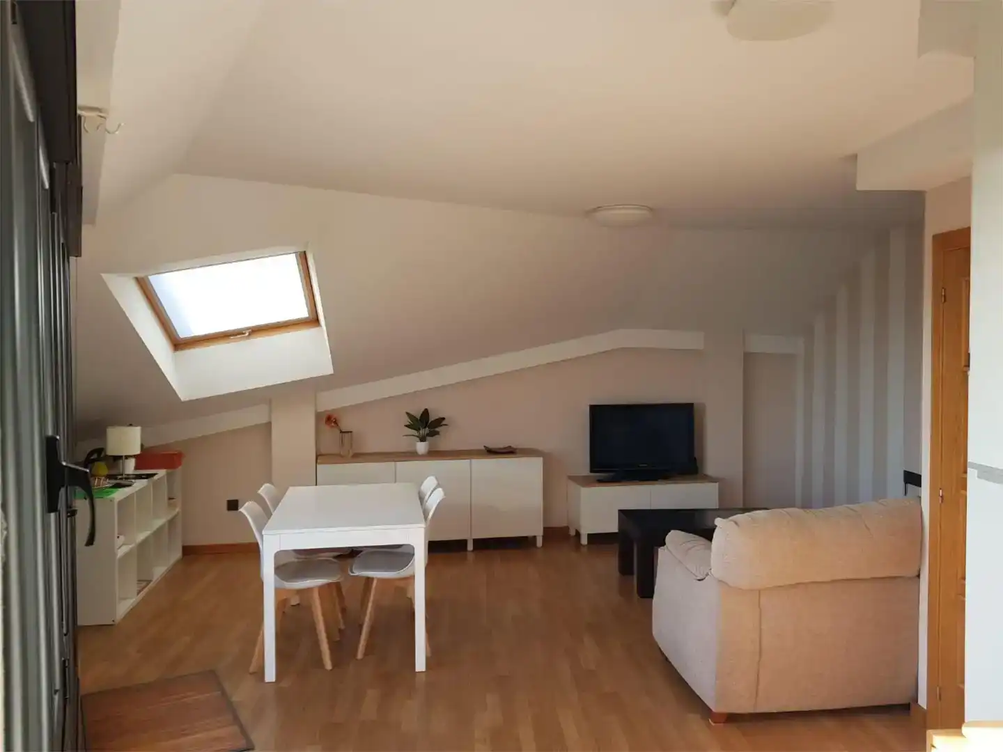 Sala d'estar de Pis de lloguer en A Illa de Arousa  amb Parquet i Moblat